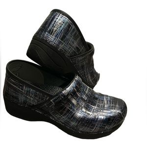 dansko XP 2.0 Women's Slip Resistant Waterproof Leather Clog